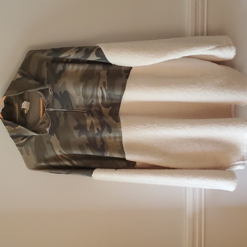 Warm sherpa 3/4 zip. Perfect for the fall. Has pockets and is in EUC